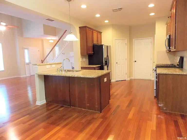 Dining area adjacent to the kitchen and patio