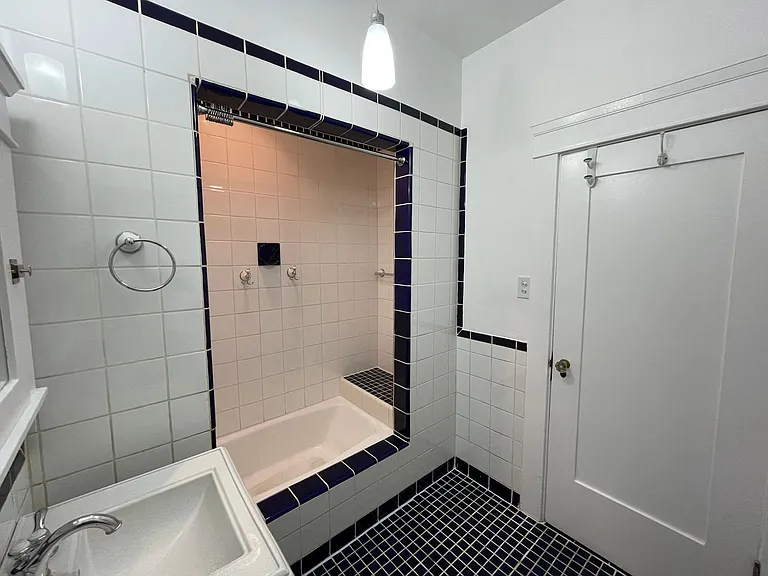 735 W 4th St — Photo 27