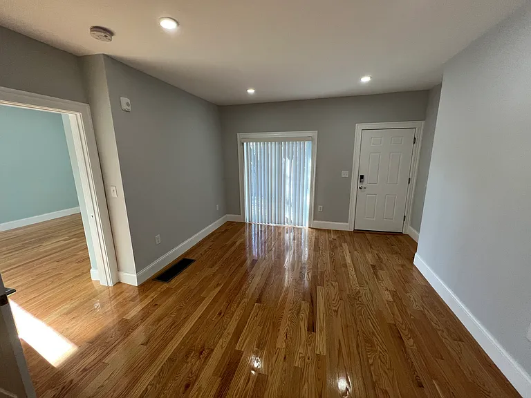 372 Oxford St #2 — Photo 4