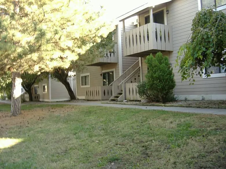 2550 S Oliver St — Photo 4