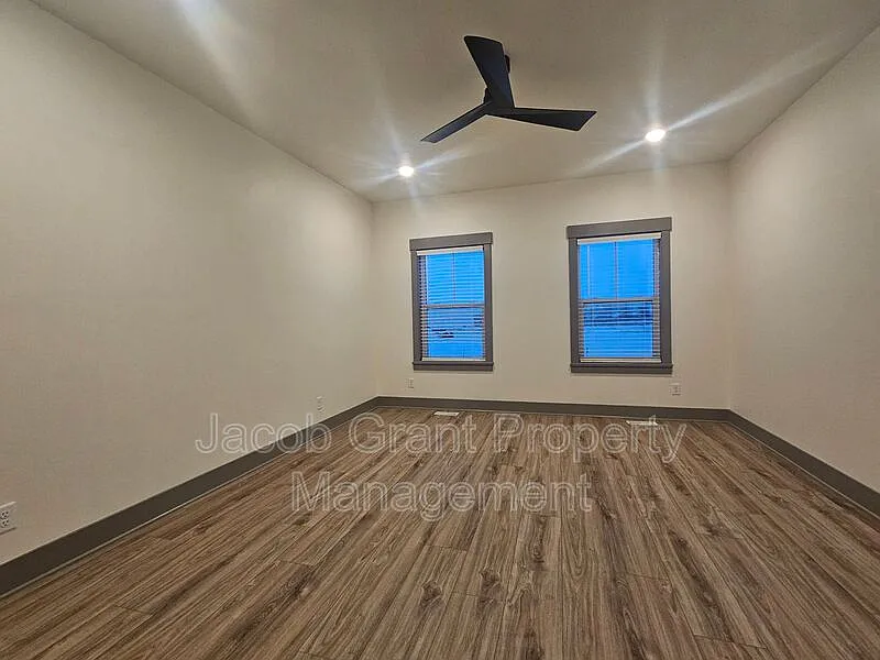 3 bed, 2.5 bath, 1800 sqft, $1,800 — Photo 3