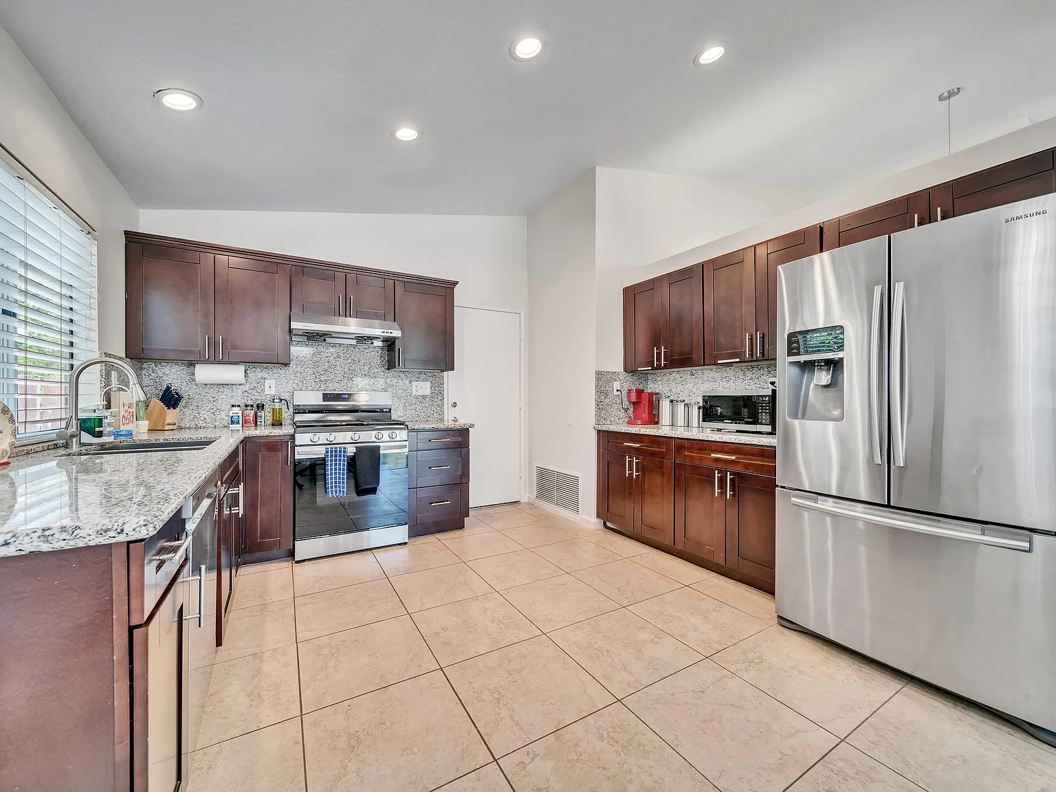 4 bed, 1569 sqft, $4,200 — Photo 4