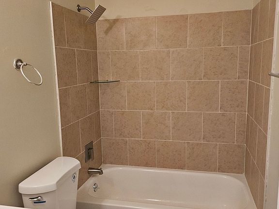 5th image of 801 Cinnamon Dr E