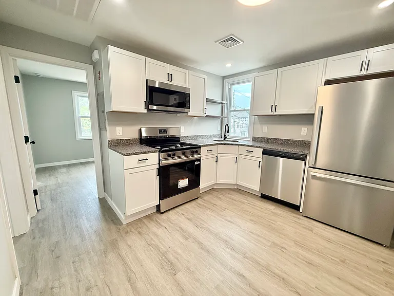 9 Rock St #2 — Photo 4