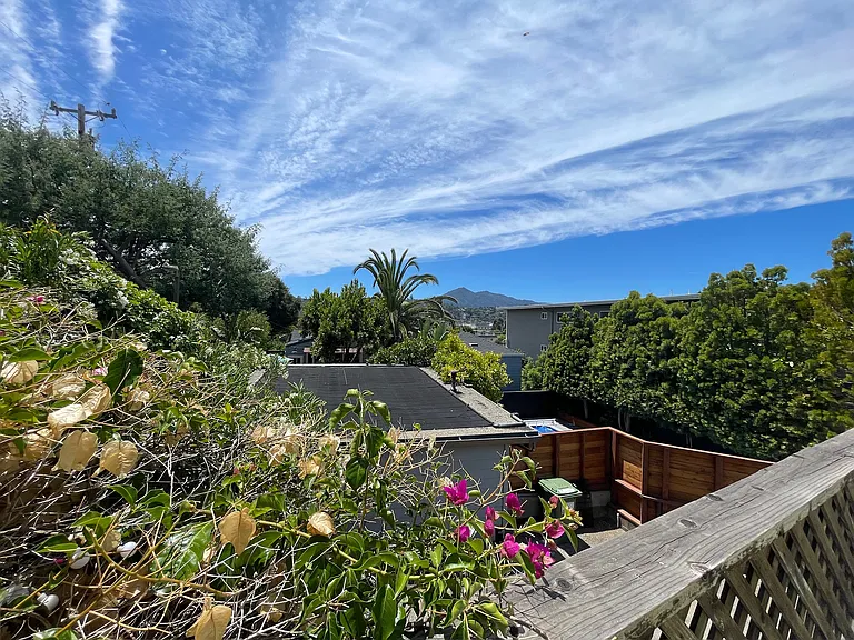 Valencia Ave — Photo 1