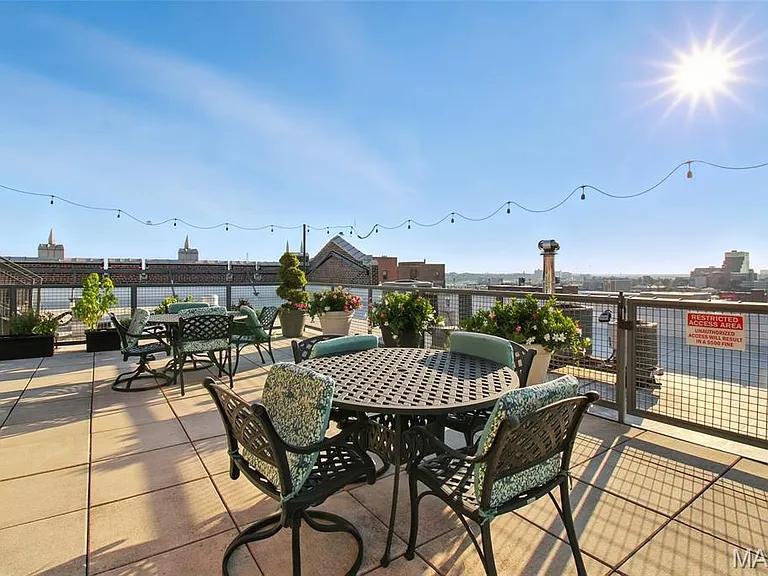 1627 Locust St #202 — Photo 4