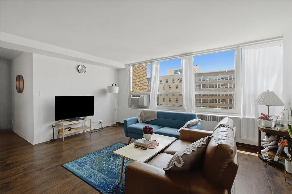 2 bed, $2,400 — Photo 4