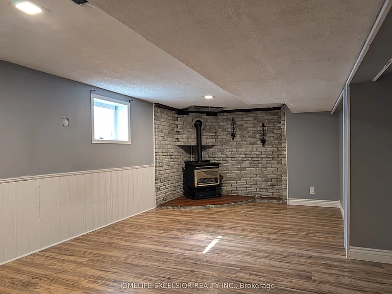 1478 Simcoe St N — Photo 28