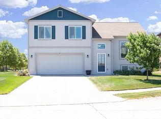 17101 Camden Cir, Omaha, NE 68116