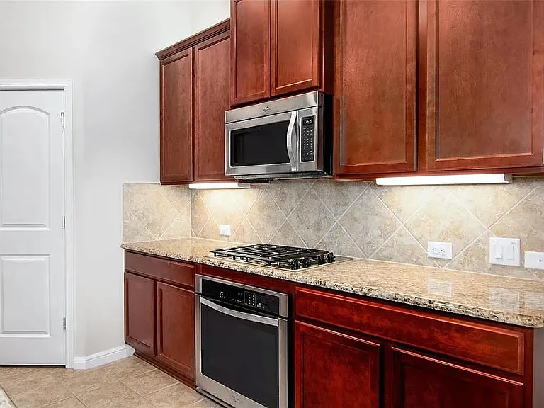 Kitchen, 5 burner stove