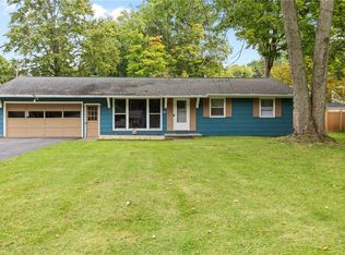 25 Bright Oaks Dr, Rochester, NY 14624