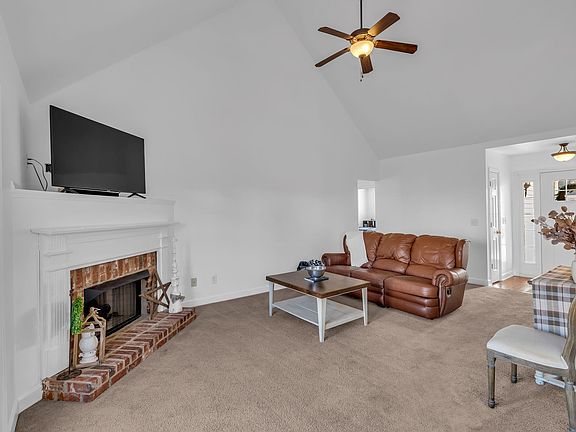 3rd image of 2272 Dewey Dr