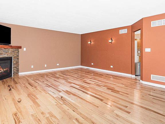 3rd image of 204 Deerhaven Dr