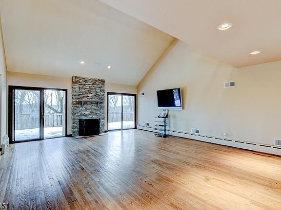 5th image of 737 Ridge Rd