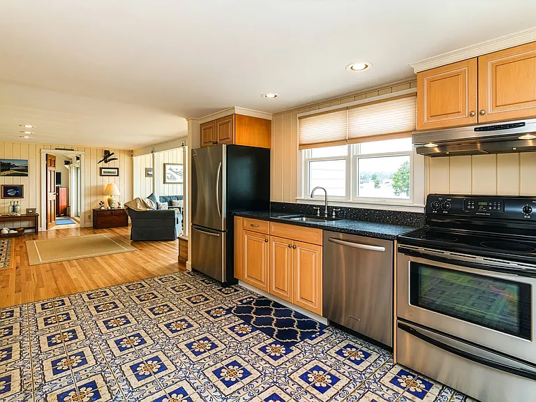 31 Pine Neck Ave — Photo 12