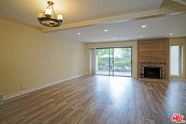 3 bed, 2.5 bath, 1390 sqft, $3,950 — Photo 2