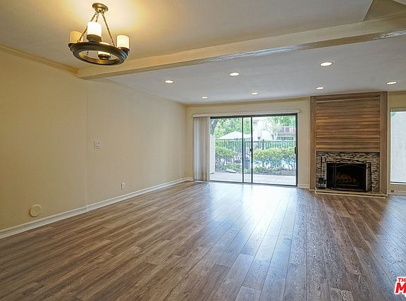 2nd image of 5760 Owensmouth Ave Unit 14