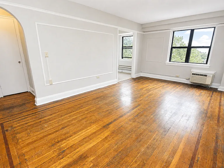 Hardwood 1-Bed (Unit 6A)