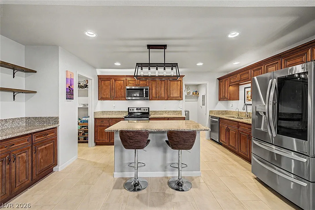 3 bed, 2.0 bath, 1929 sqft, $2,495 — Photo 4