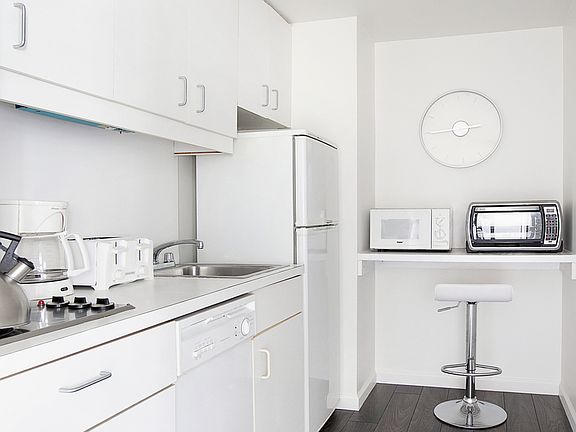 4th image of 150 W 51st St APT 712