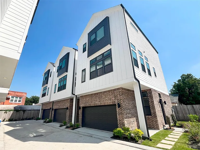 326 Eastwood St — Photo 2