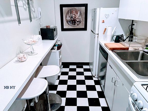 5th image of 77 W 55th St APT 18G