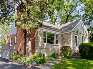 8 N Marcella Rd, Mount Prospect, IL 60056
