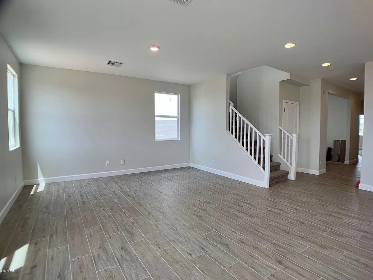 Building Photo - 612 E Hazelnut Ln