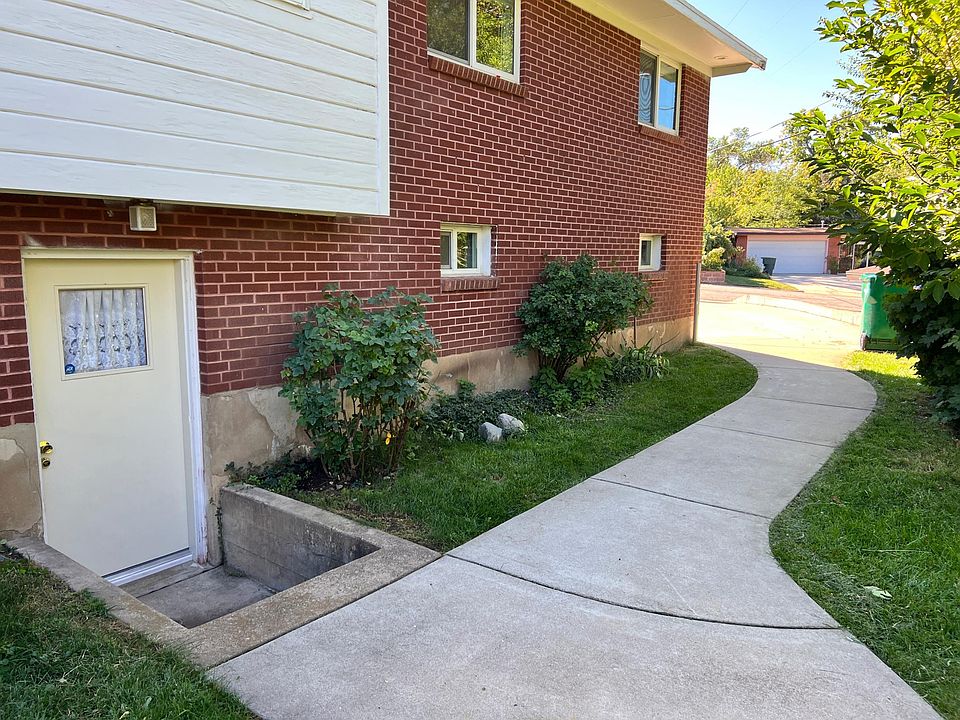 Entrance to walkout basement