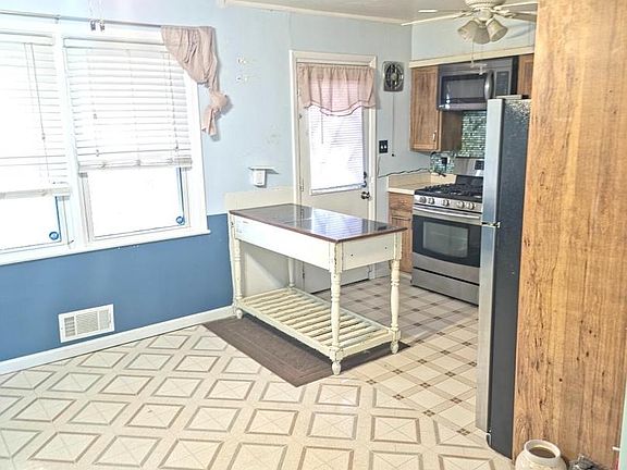 3rd image of 253 Southeastern Ct