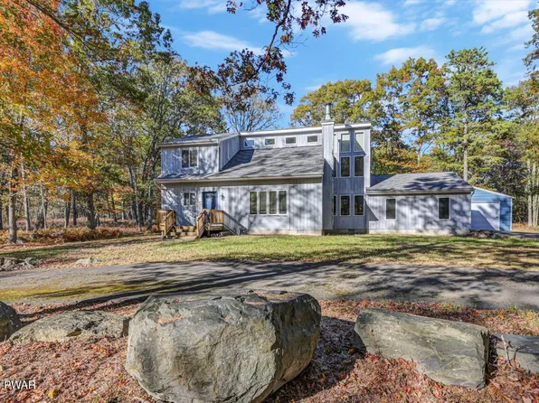 2124 Oaktree Ln, Bushkill, PA 18324