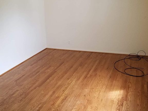 3rd image of 906 Creekwood Ln #1