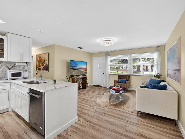 140 W 31st Ct — Photo 11