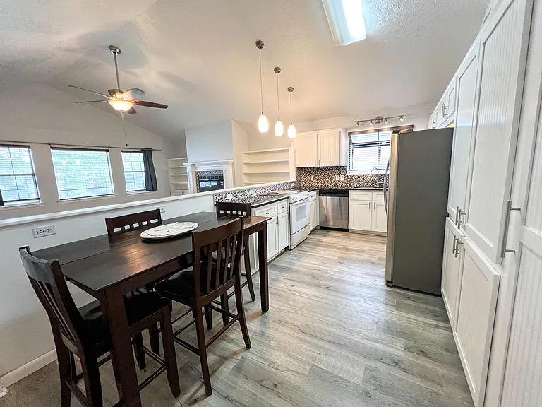 359 Mercedes Ave — Photo 2
