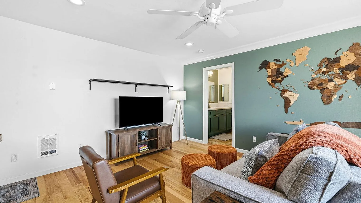 1 bed, 1.0 bath, 699 sqft, $5,358 — Photo 4