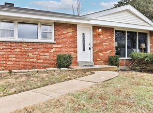 18 Meadow Lake Dr, Saint Louis, MO 63146