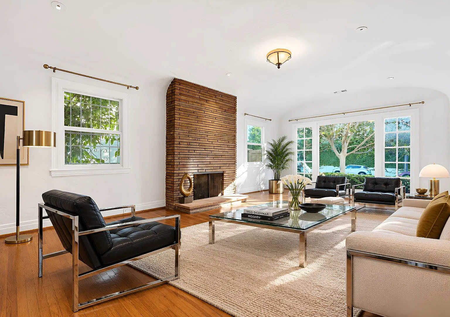 Fabulous Romantic 1920s Spanish Gem 2 bed 1.5 bath with Spacious outdoor spaces in Larchmont Vill... — Photo 2