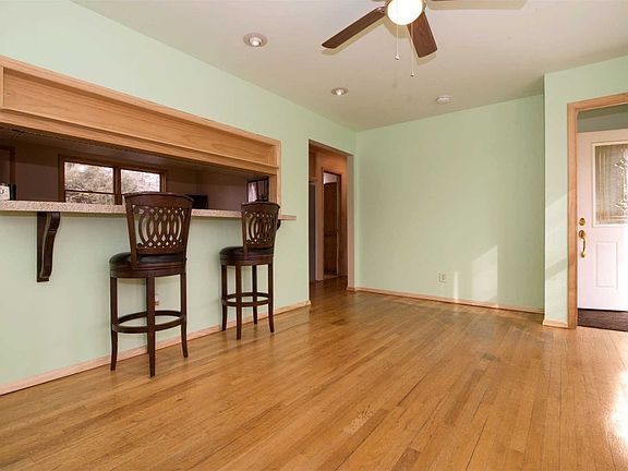 5th image of 23 Adelaide St