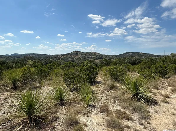 22073 SCENIC LOOP RD, San Antonio, TX 78255