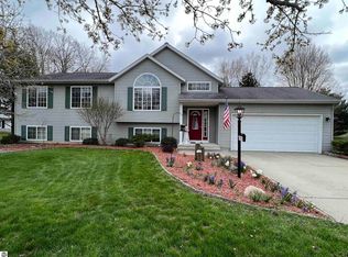8204 Muscatay Grv NE, Rockford, MI 49341