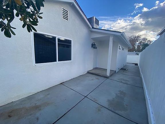 3rd image of 23034 Saticoy St