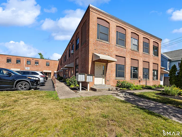 180 N Cherry St #15 — Photo 20