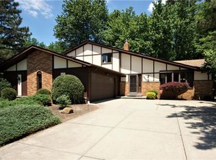 1447 Firethorn Dr, Seven Hills, OH 44131