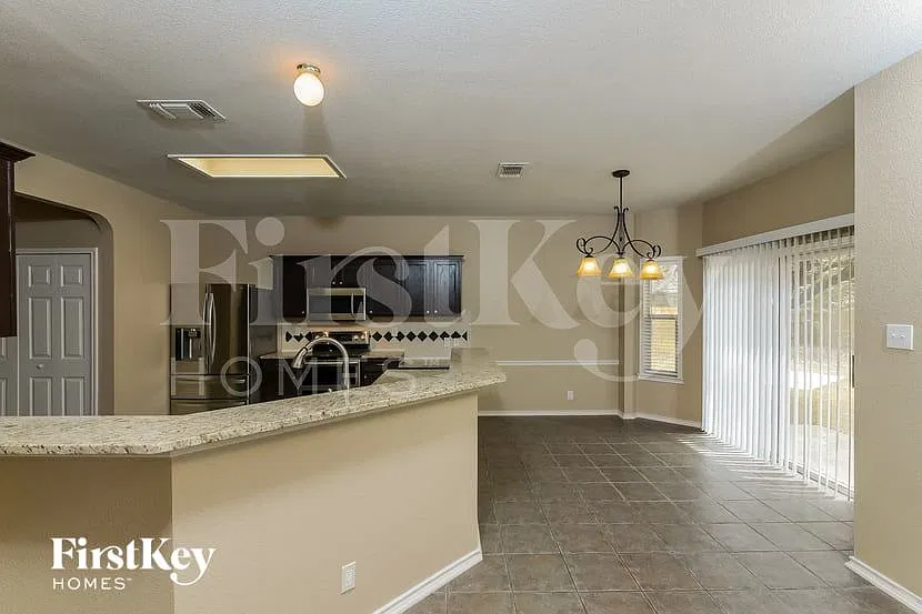 4 bed, 2.5 bath, 3048 sqft, $2,550 — Photo 4