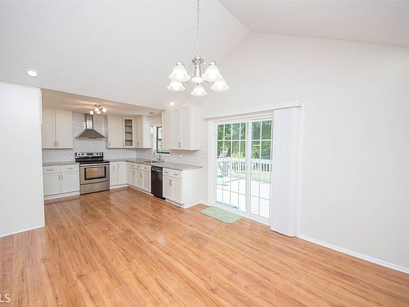 5th image of 1398 Victoria St