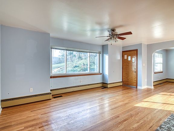 3rd image of 833 Mountain View Dr