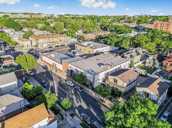 162-20 77th Rd, Fresh Meadows, NY 11366