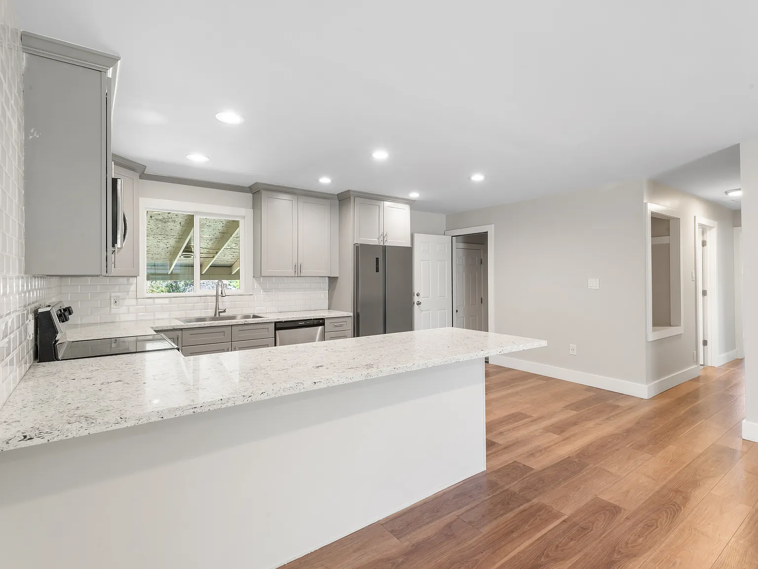 3 bed, 1400 sqft, $2,200 — Photo 3