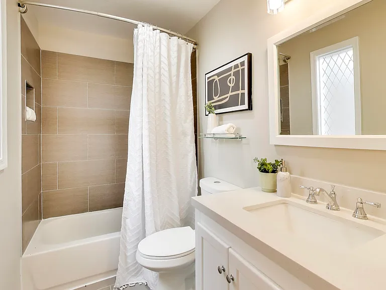 1238 Linden Pl NE — Photo 16