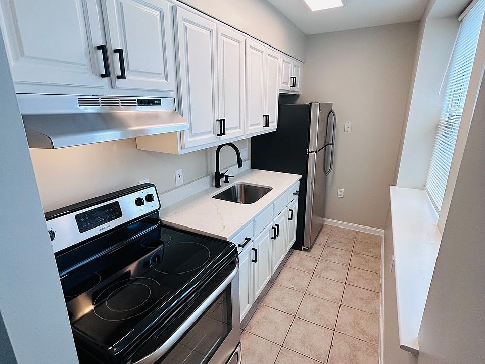 Renovated with Quarz countertops!